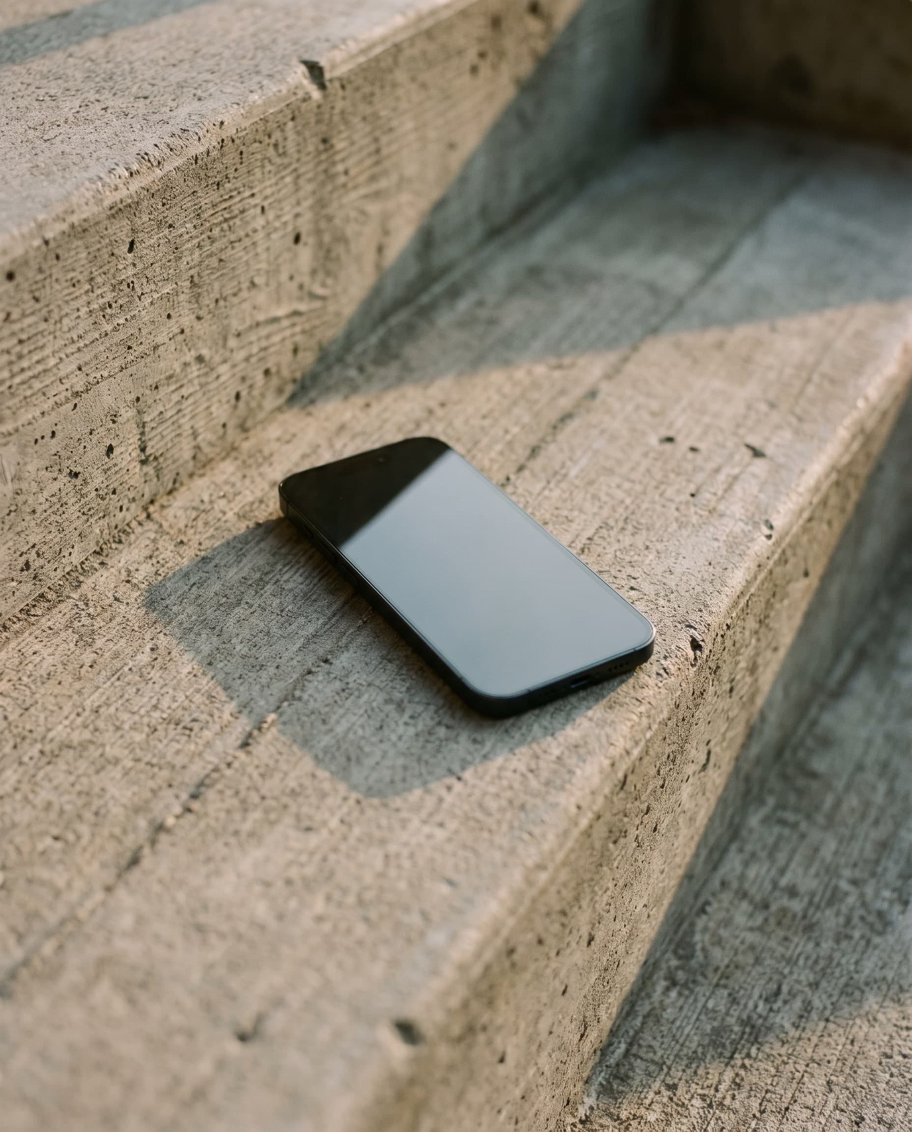 Visualisierung: Smartphone liegt auf einer Betontreppe im Abendlicht